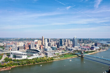 Obraz premium Aerial View of Cincinnati, Ohio and the Ohio River