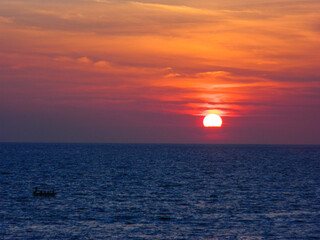 Atardecer sobre el mar con nubes