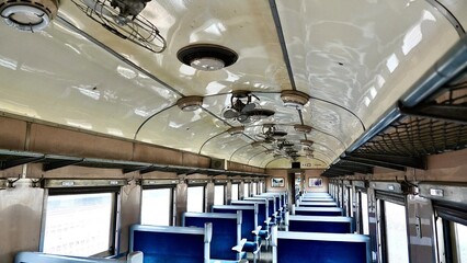 Fototapeta premium 大井川鐵道SLの列車の中の風景