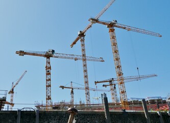 Baukräne auf einer Baustelle Hamburg Hafencity