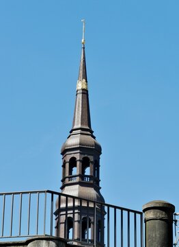 Kirchturm mit Goldrand in Hamburg