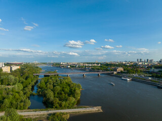 widok z lotu ptaka na centrum Warszawy, panorama miasta, wieżowce i rzekę Wisła, wiosna, zielone...