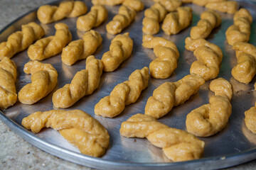 Varginha, Minas Gerais, Brasil: Forma de metal com Bolachas trançadas e caseiras típicas do estado de Minas Gerais
