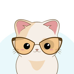 Ręcznie rysowany mały rudy kotek w okularach na jasnym tle. Wektorowa ilustracja zadowolonego, siedzącego kota. Słodki, uroczy zwierzak.