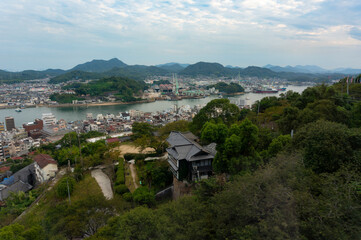 Fototapeta premium 千光寺から撮影した尾道水道と山と都市景観