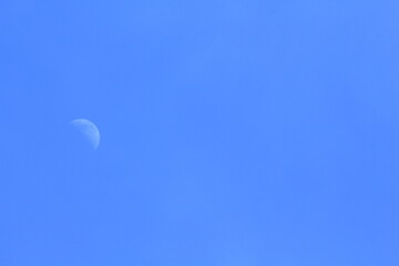 快晴の空、昼間の月