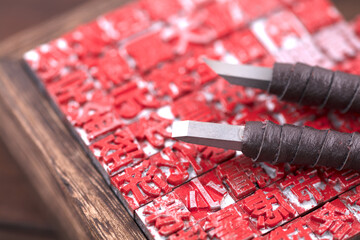 Neat movable type block and knife