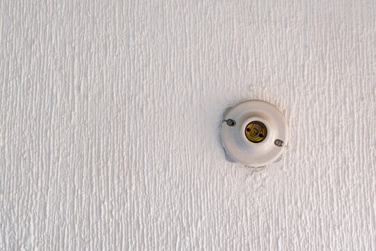 Instalaci&oacute;n para poner el foco en la pared blanca con textura, socket, portal&aacute;mpara