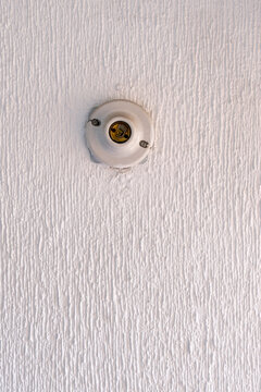 Instalaci&oacute;n para poner el foco en la pared blanca con textura, socket, portal&aacute;mpara