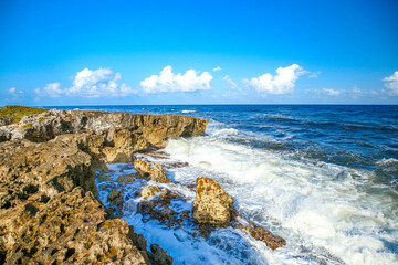 Olas Cozumel de San Miguel, Quintana Roo México, preciosa vista de rocas en la orilla del mar,...