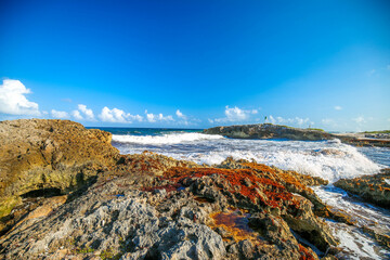 Fototapeta na wymiar Olas Cozumel de San Miguel, Quintana Roo México, preciosa vista de rocas en la orilla del mar, blue sky