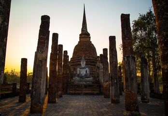 Obraz premium Sunset at Wat Mahathat buddha and temple in Sukhothai Historical Park