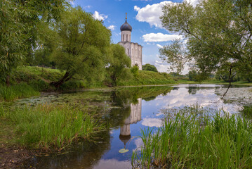 Fototapeta premium Church of the Intercession on the Nerl in August landscape. Bogolyubovo, Golden ring of Russia