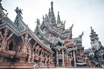 Fototapeta premium Sanctuary of Truth ist ein Denkmal in Pattaya in der Provinz Chonburi in der Bauweise eines buddhistischen Tempel 