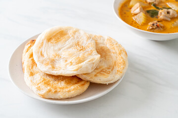 Chicken curry soup with roti