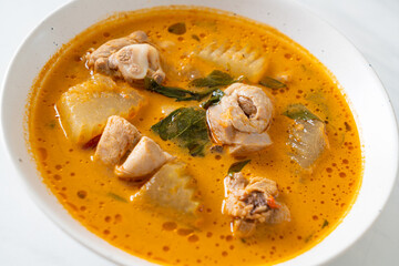 Chicken curry soup with roti