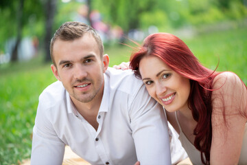 Obraz premium Young couple on a date in the park