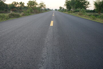 Yellow traffic line Used to divide the traffic direction.