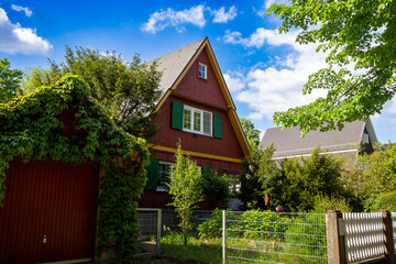 Symbolbild Wohnen aus dem Land: Holzhaus aus den 1920er Jahren mit großem Garten und altem Baumbestand