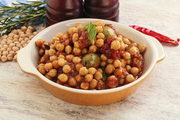 Chickpea beans with dry tomato and olives