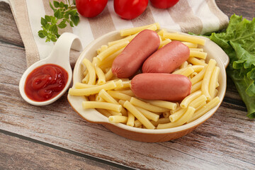 Mini sausages with pasta macheroni