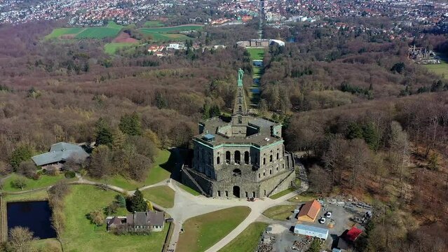 Drohnenfoto, Drohnenaufnahme, Drohnenflug, Monumentalbau Herkules, Bergpark Bad Wilhelmsh&ouml;he, Blick auf die Wasserspiele und die Stadt Kassel, Hessen, Deutschland