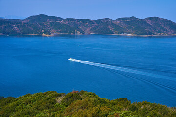 徳島県の鳴門海峡を航行する観潮船