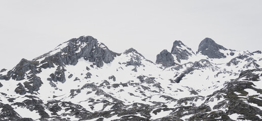Fototapeta na wymiar Panoramic picture of the mountains covered in snow