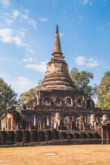 Fototapeta na wymiar Wat Chedi Chet Thaeo or Wat Chedi Chet Thaew in Si Satchanalai historical park