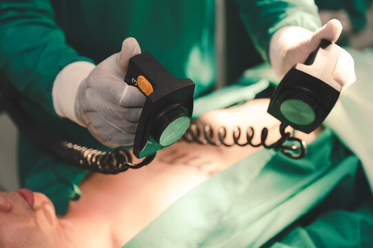 Doctor use defibrillator at emergency room 