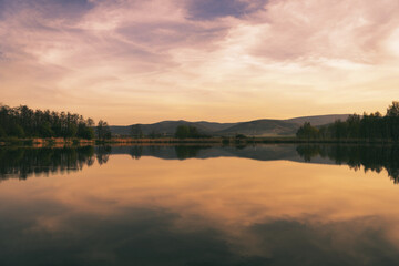 Fototapeta na wymiar sunrise over the lake moutain