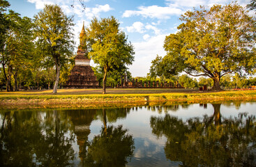Fototapeta na wymiar Wat Traphang Ngoen temple and buddha in Sukhothai historical park, Thailand