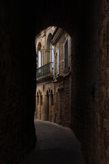 Fototapeta premium Ruelle sombre sous un pont