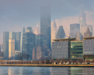 Obraz premium Midtown Manhattan view from East river at sunrise