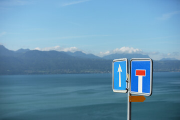 Panneaux routiers direction et impasse