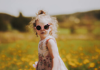 Dziewczynka w okularach przeciwsłonecznych  - obrazy, fototapety, plakaty