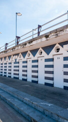 Probadores de playa con puertas numeradas a rayas azul y blanco
