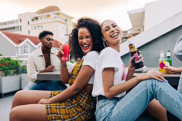 Best friends enjoying cold beers on the weekend - obrazy, fototapety, plakaty