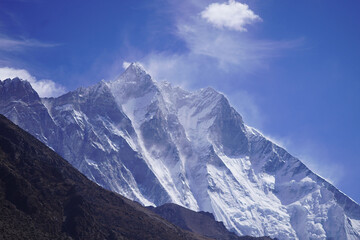 Vue panoramique sur la montagne Lhotse en Asie recouverte de neige sur fond de ciel bleu
