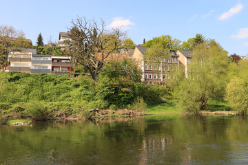 Fototapeta na wymiar Frühling an der Ruhr in Hattingen; Blick über den Fluss auf den nördlichen Stadtteil Winz