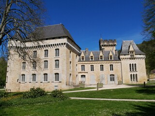 Ch&acirc;teau fortifi&eacute; du village de Campagne en Dordogne. P&eacute;rigord Noir. France