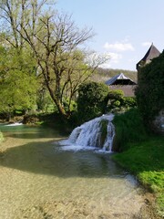 Fototapeta na wymiar La rivière le Coly et sa cascade dans la commune de Condat sur Vézère en Dordogne. Périgord Noir. France
