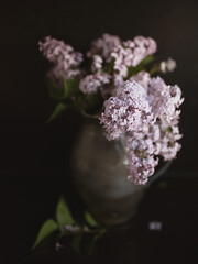 Flieder in einer Vase.