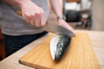 魚を捌く男性の手元