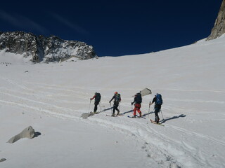 ski alpinisme à l'Anéto montagne et sommet des Pyrénées espagnoles en ski de rando et alpinisme en piolet et crampons pour la glace et la neige en montagne