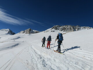 Fototapeta na wymiar ski alpinisme à l'Anéto montagne et sommet des Pyrénées espagnoles en ski de rando et alpinisme en piolet et crampons pour la glace et la neige en montagne
