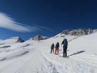Fototapeta na wymiar ski alpinisme à l'Anéto montagne et sommet des Pyrénées espagnoles en ski de rando et alpinisme en piolet et crampons pour la glace et la neige en montagne