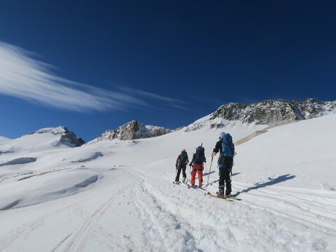 ski alpinisme à l'Anéto montagne et sommet des Pyrénées espagnoles en ski de rando et alpinisme en piolet et crampons pour la glace et la neige en montagne
