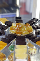 fruta confitada con bombones de chocolate rellenos