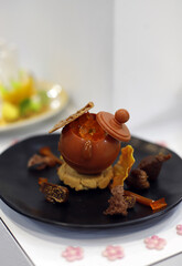 postre de chocolate con galleta y frutos del bosque